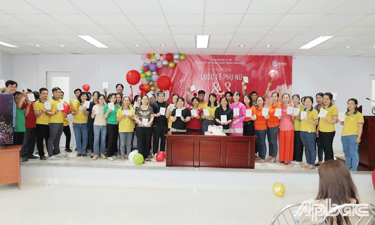 Tổ chức tặng quà cho nữ NLĐ nhân ngày Quốc tế Phụ nữ 8-3