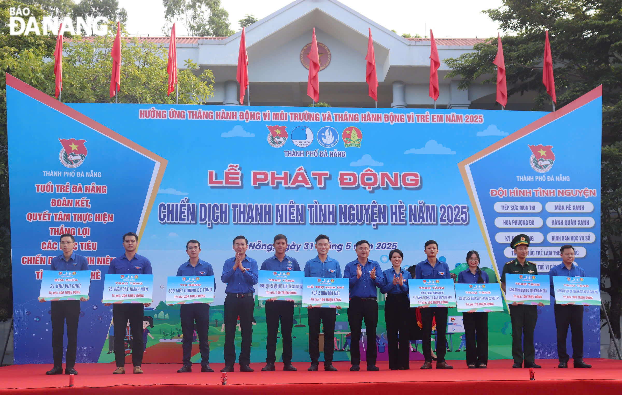 Thành đoàn trao tặng các công trình thanh niên với tổng giá trị hơn 1,6 tỷ đồng. Ảnh: KHÁNH NGÂN