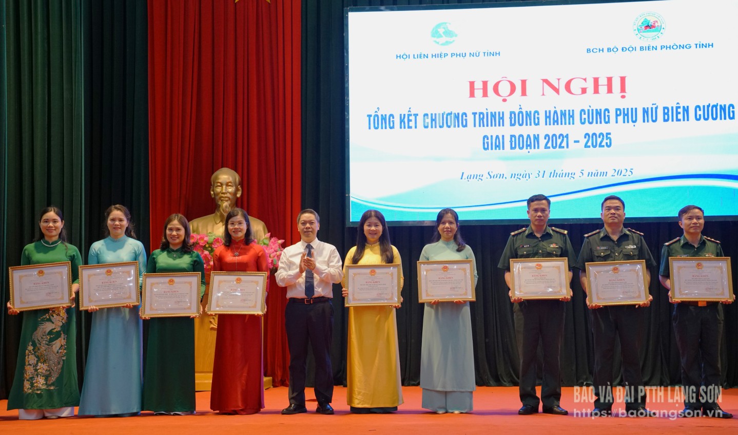 Phó Chủ tịch UBND tỉnh tặng bằng khen cho các tập thể có thành tích xuất sắc, tiêu biểu