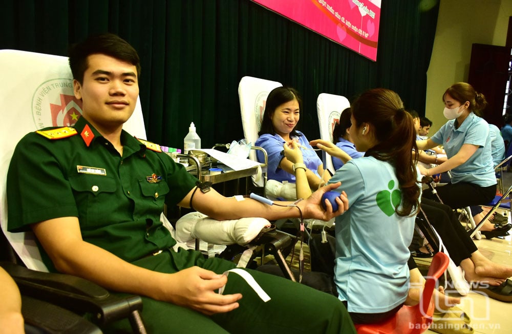 Đoàn viên Công đoàn Nhà máy Z115 tham gia hiến máu tình nguyện.
