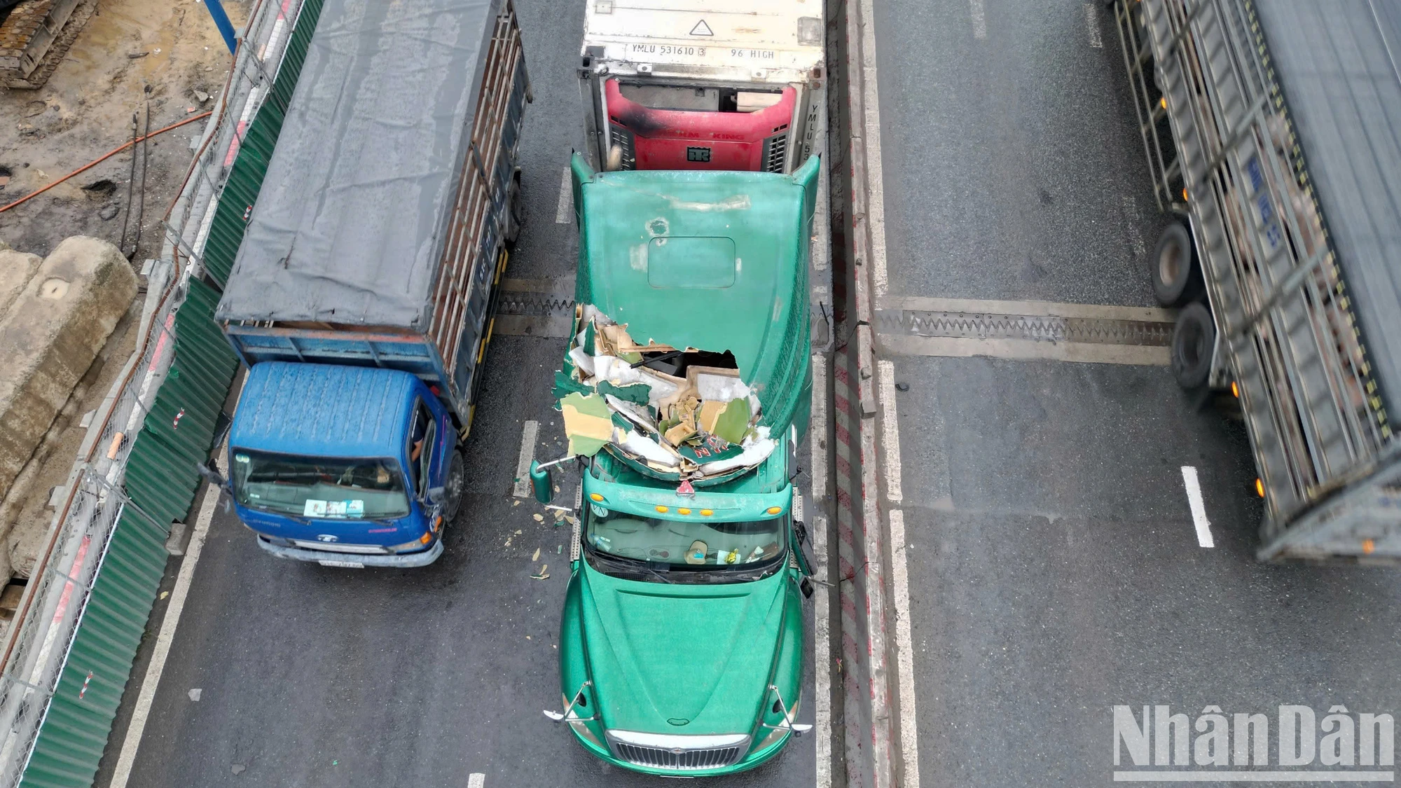 [Ảnh] Cần cẩu đổ đè xe đầu kéo container và ô-tô tại công trình giao thông ảnh 1
