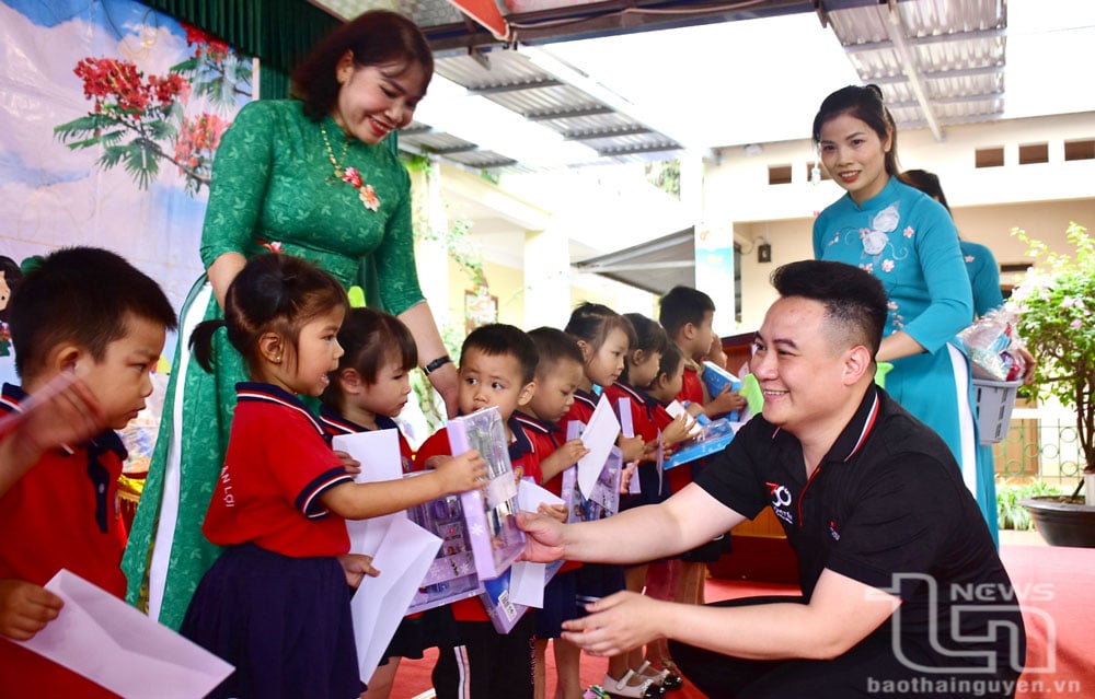 តំណាងក្រុមហ៊ុន Mitsubishi Thai Nguyen ជូនអំណោយដល់សិស្សសាលាមត្តេយ្យ Tan Loi (Dong Hy)។