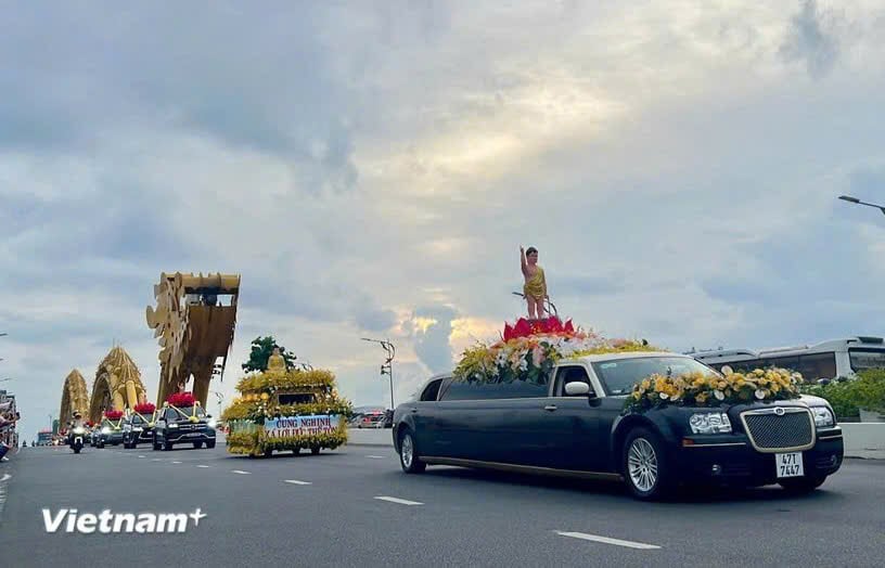 Đoàn xe cung rước xá lợi Đức Phật đi qua Cầu Rồng, một trong những cây cầu biểu tượng của thành phố Đà Nẵng. Ảnh: Vietnam+