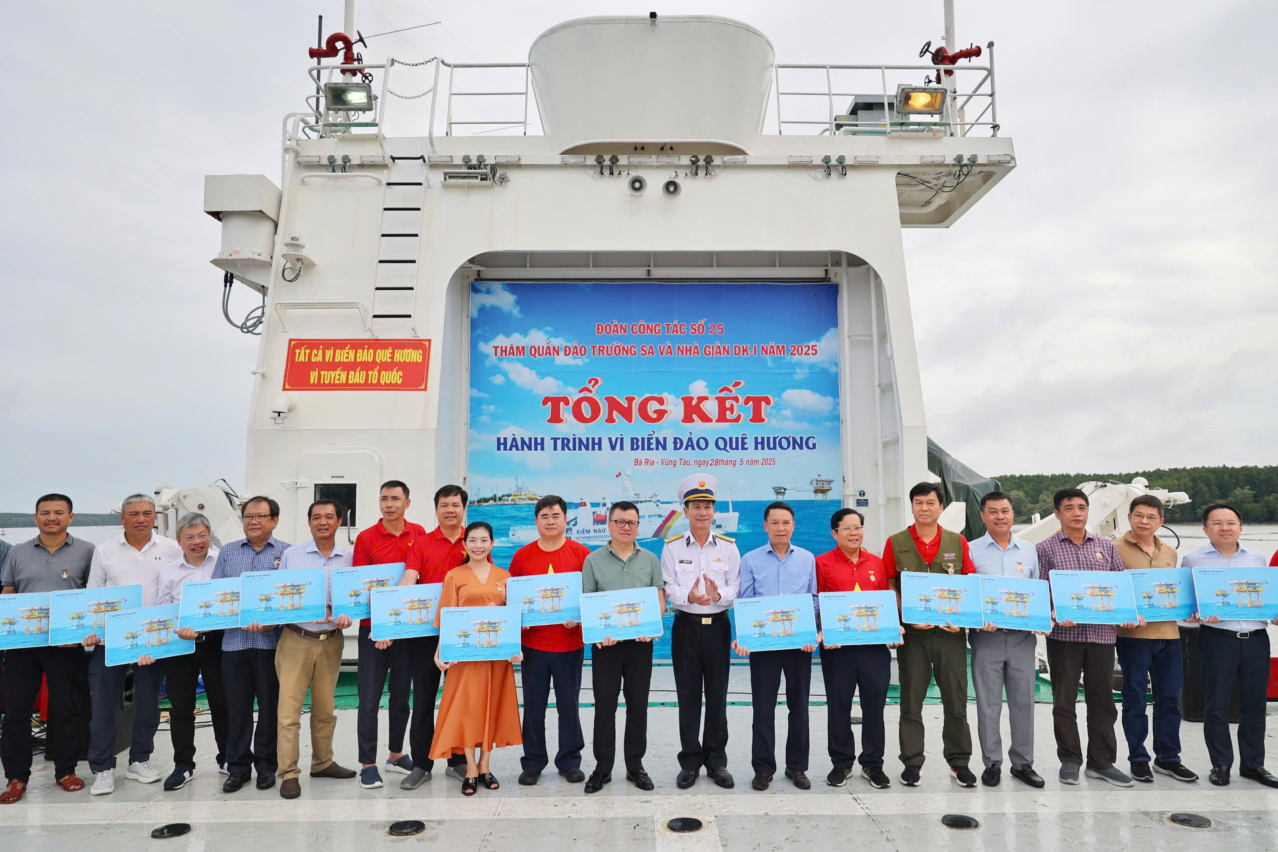 Chuyến hành trình đặc biệt của 100 nhà báo tới Trường Sa - Ảnh 8.