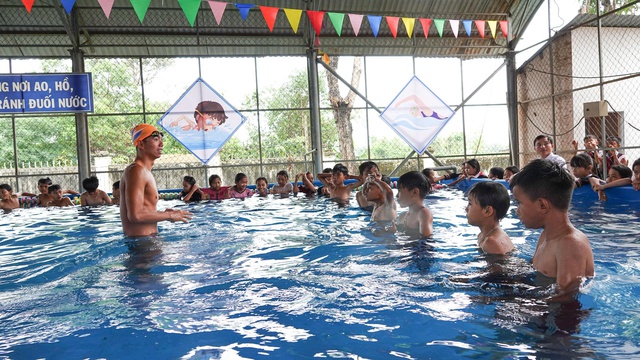 Kình ngư số 1 Việt Nam Nguyễn Huy Hoàng dạy bơi cho trẻ em miền núi Gia Lai- Ảnh 3.
