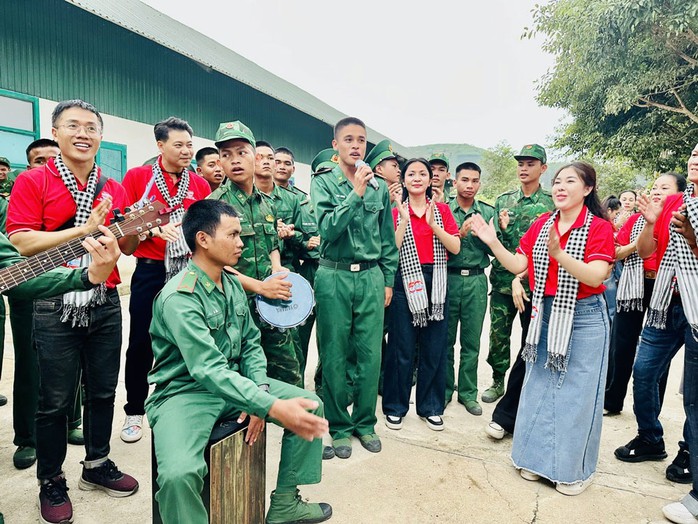 Thắp lửa sáng tạo cho văn nghệ sĩ - Ảnh 1.