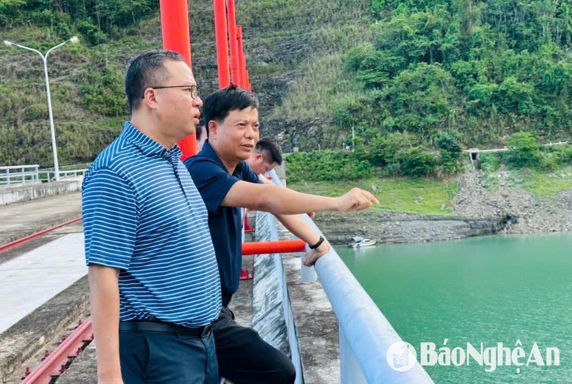 Ông Tạ Hữu Hùng - Giám đốc Công ty Thủy điện Bản Vẽ trao đổi với ông Lê Hải Đăng – Tổng Giám đốc Tổng công ty Phát điện 1 (EVNGENCO1). Ảnh: Linh Chi
