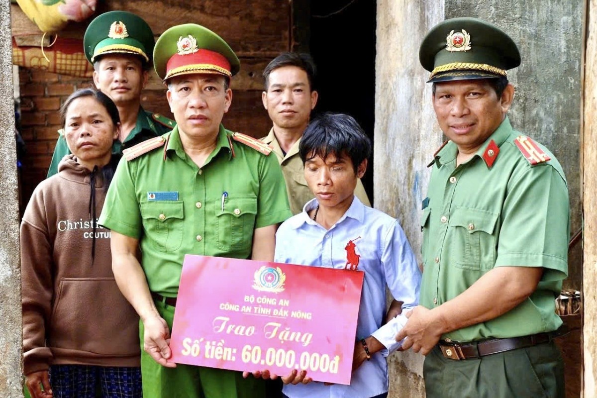 Bài 2: Áo xanh về với buôn làng