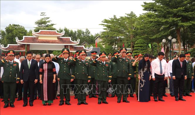 Các đại biểu dành một phút mặc niệm để tưởng nhớ các anh hùng, liệt sĩ và nhân dân trên địa bàn huyện đã chiến đấu hi sinh làm nên Chiến thắng Ba Gia.
