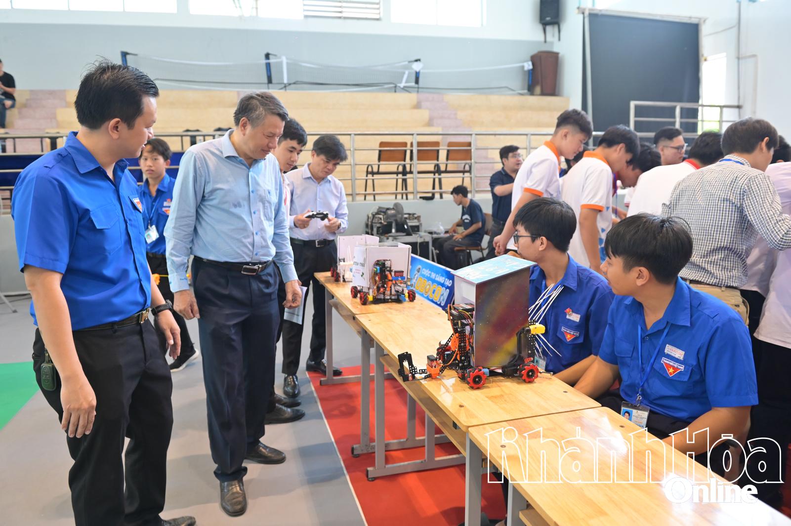 Các đại biểu tham quan trưng bày robot của các đội trước khi thi đấu.