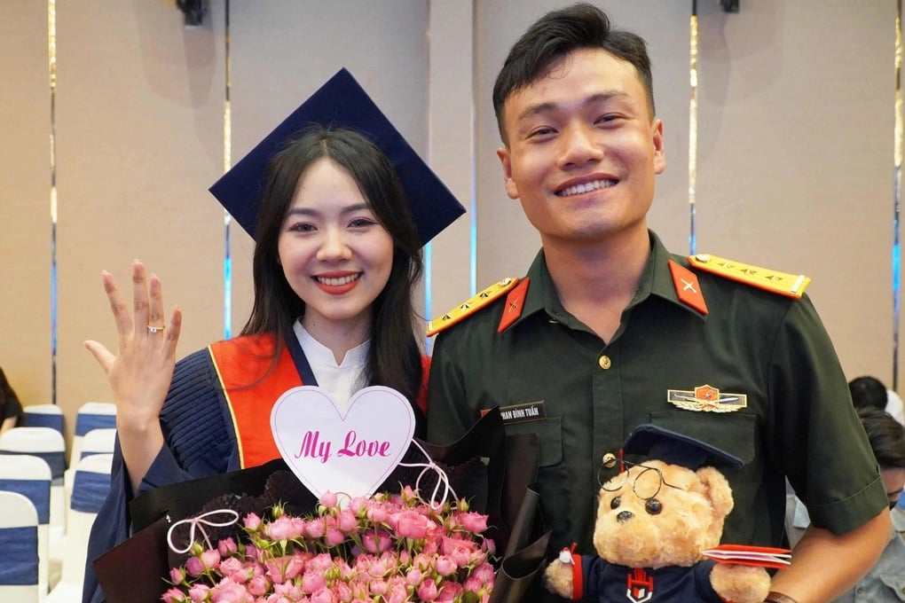 Nữ sinh bất ngờ được “chú bộ đội” cầu hôn trong lễ tốt nghiệp đại học - 1
