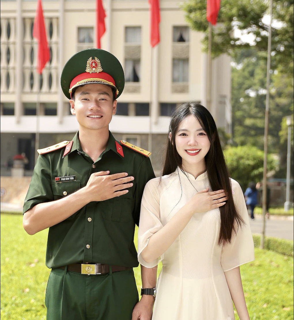 Nữ sinh bất ngờ được “chú bộ đội” cầu hôn trong lễ tốt nghiệp đại học - 3