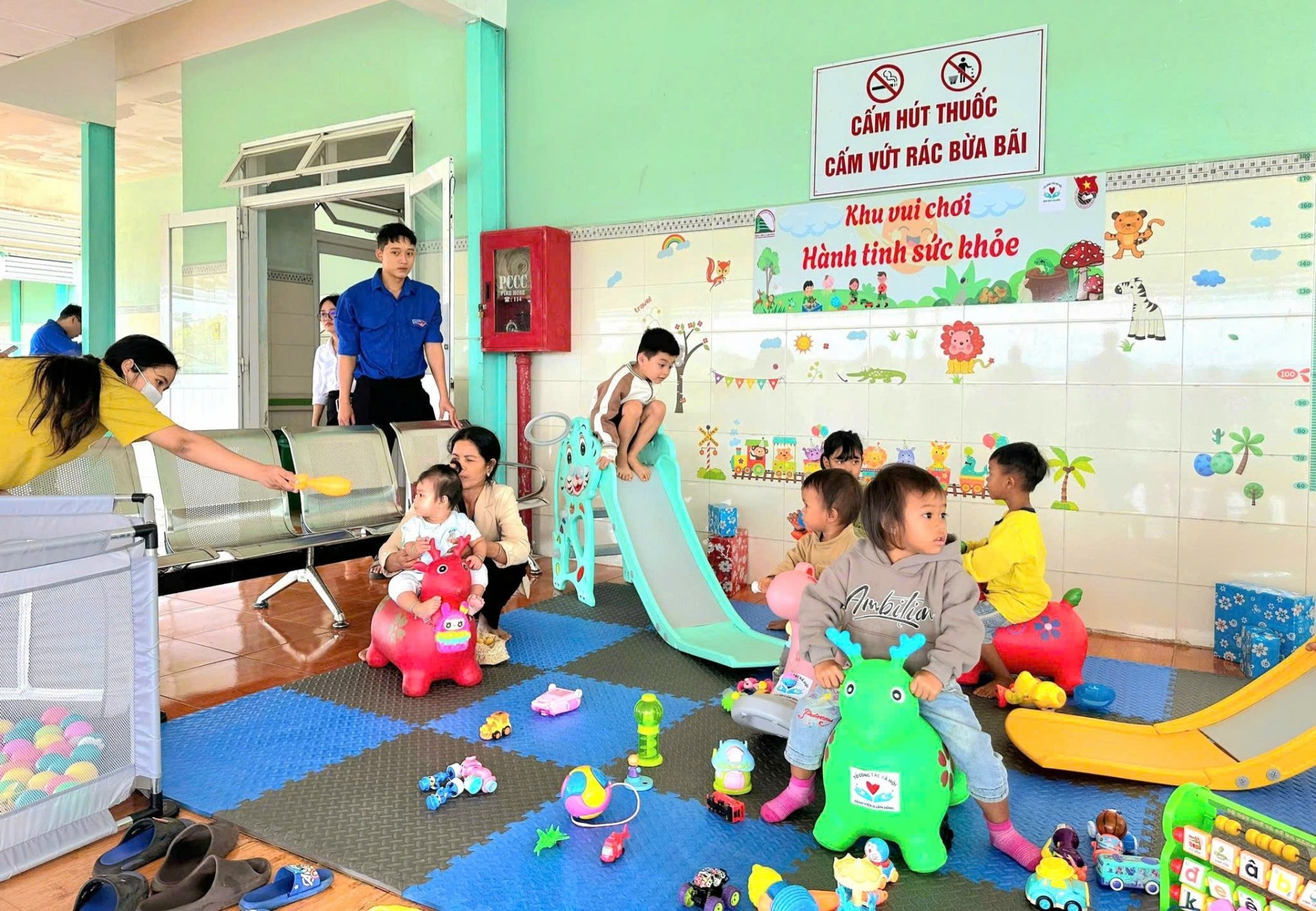 Các bệnh nhi thỏa sức vui chơi tại khu vui chơi vừa được khai trương đưa vào sử dụng