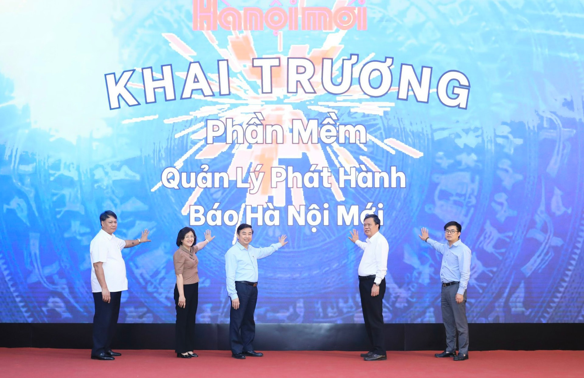 Delegates perform the inauguration ceremony of the Hanoi Newspaper's publishing management software.-anh-do-tam.jpg
