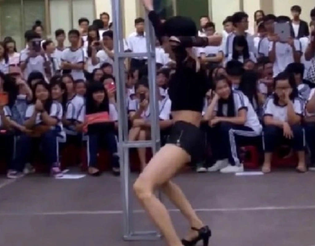 Trường sơ sẩy, học trò ngẫu hứng múa cột, khoe thân - 2