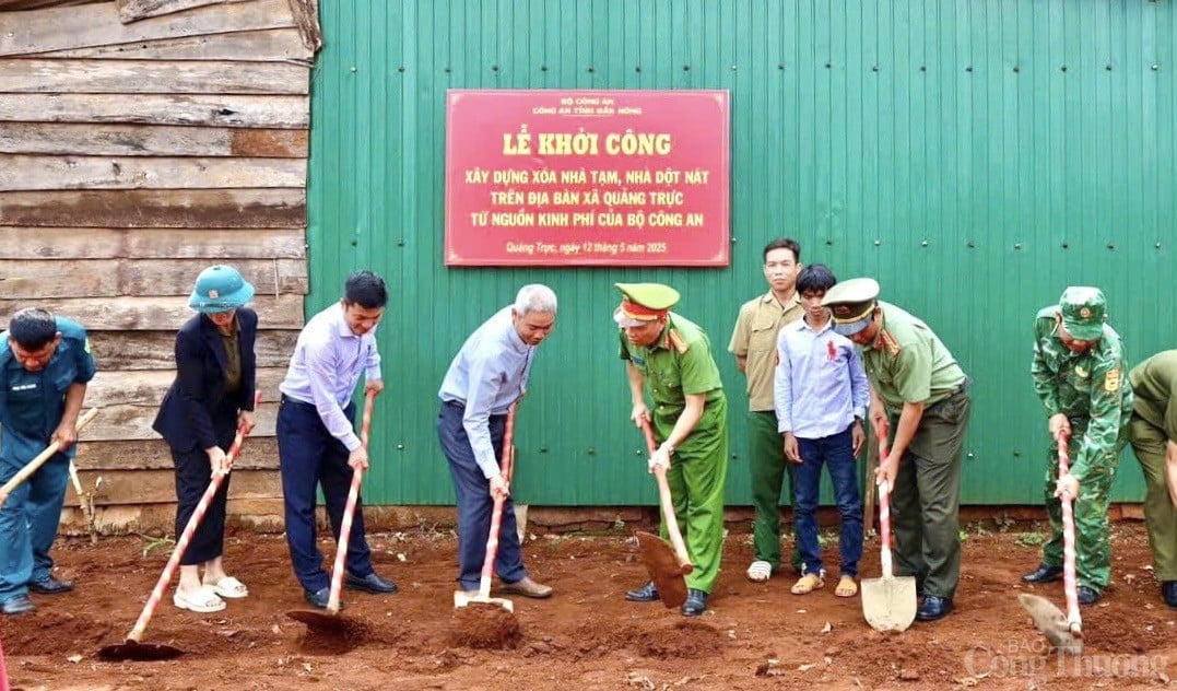 Bài 2: Áo xanh về với buôn làng