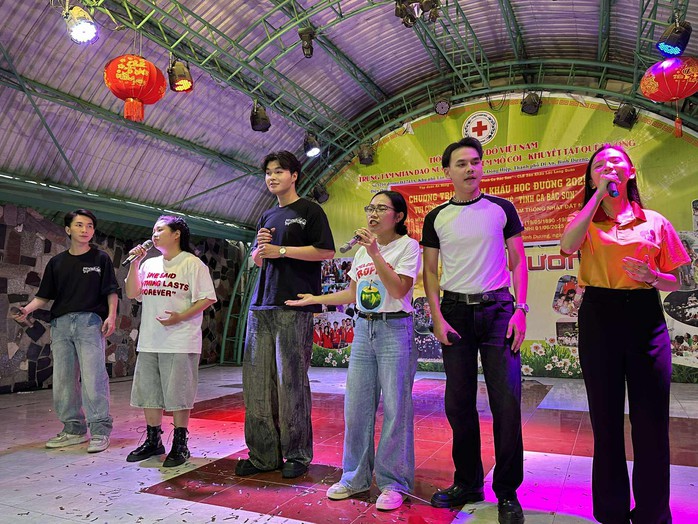 Ca sĩ Bích Thủy mang 