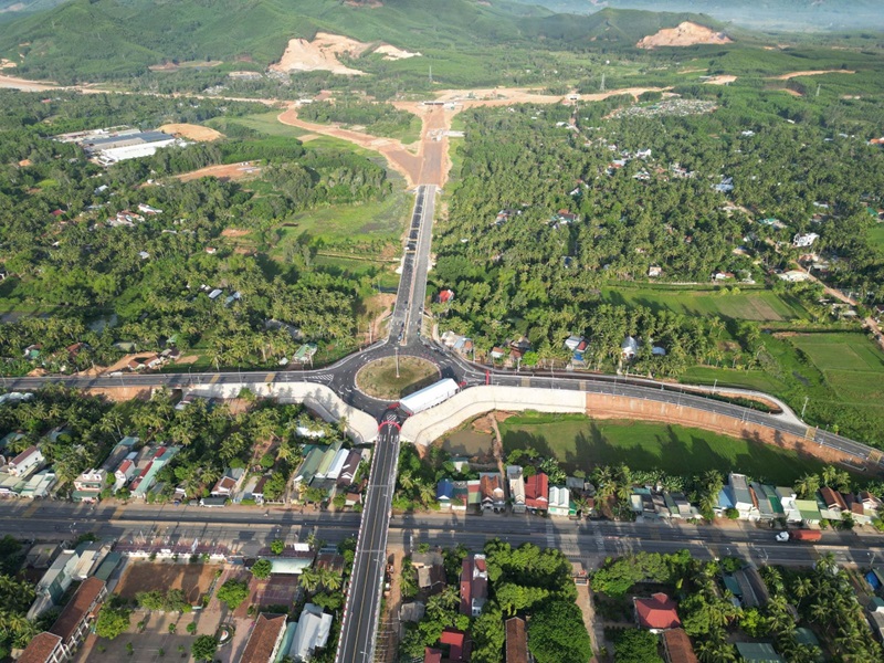 Ende August 2024 eröffnete die Provinz Binh Dinh das Küstenstraßen-Verbindungsprojekt (DT.639) in der Stadt Hoai Nhon. Im Bild: der Ausgangspunkt des Projekts mit Anschluss an das Nord-Süd-Schnellstraßenprojekt. Foto: Thuy Trang.