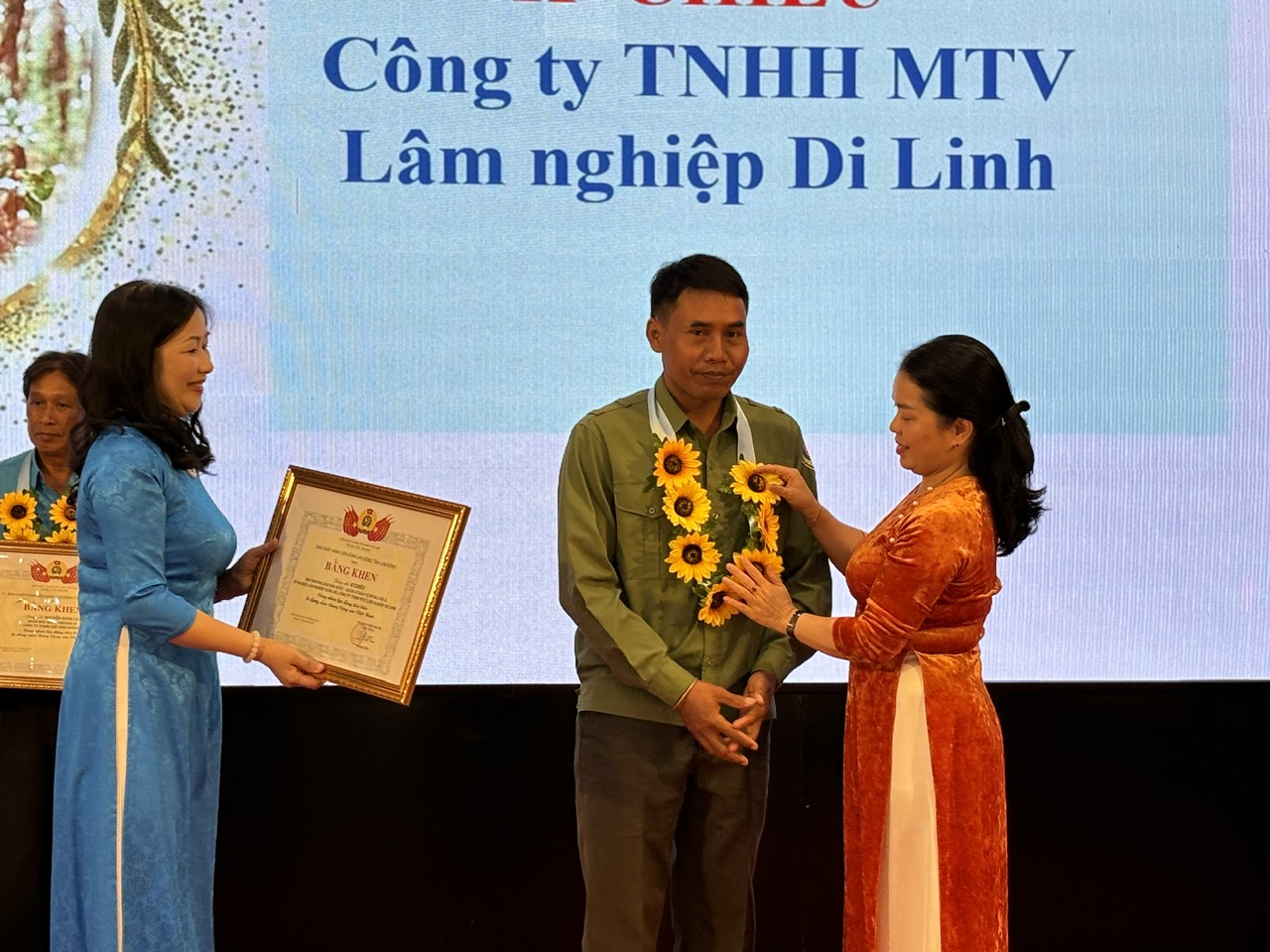 Se entregaron flores de bienvenida al Sr. KChieu, miembro del partido y trabajador de Di Linh Forestry One Member Co., Ltd.