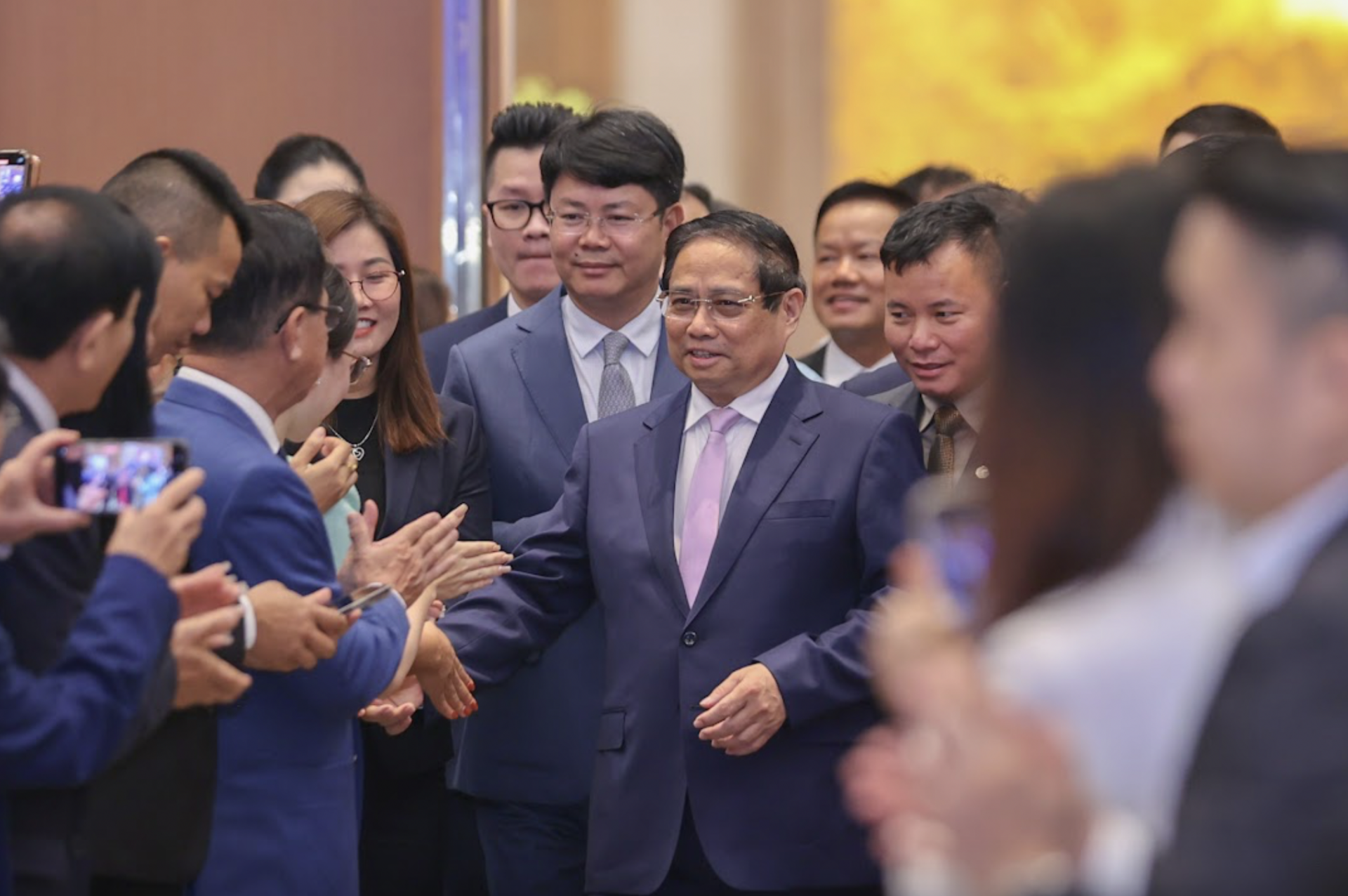 នាយករដ្ឋមន្ត្រី Pham Minh Chinh បានជួបជាមួយធុរកិច្ចដែលចូលរួមកិច្ចសន្ទនាអនឡាញជាមួយធុរកិច្ច និងសមាគមធុរកិច្ចលើសេចក្តីសម្រេចចិត្តលេខ ៦៨-NQ/TW ចុះថ្ងៃទី ៤ ឧសភា ឆ្នាំ ២០២៥ របស់ការិយាល័យនយោបាយស្តីពីការអភិវឌ្ឍន៍សេដ្ឋកិច្ចឯកជន។ រូបថត៖ chinhphu.vn