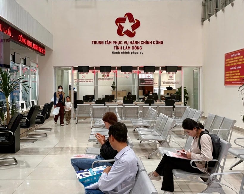 Le niveau communal examinera et rationalisera la masse salariale des fonctionnaires et des agents communaux qui ne répondent pas aux normes prescrites afin de restructurer et d’améliorer la qualité de l’équipe. (Photo : PV/Vietnam+)