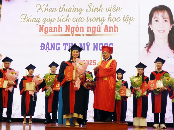 Trao bằng tốt nghiệp cho gần 370 tân cử nhân- Ảnh 1.