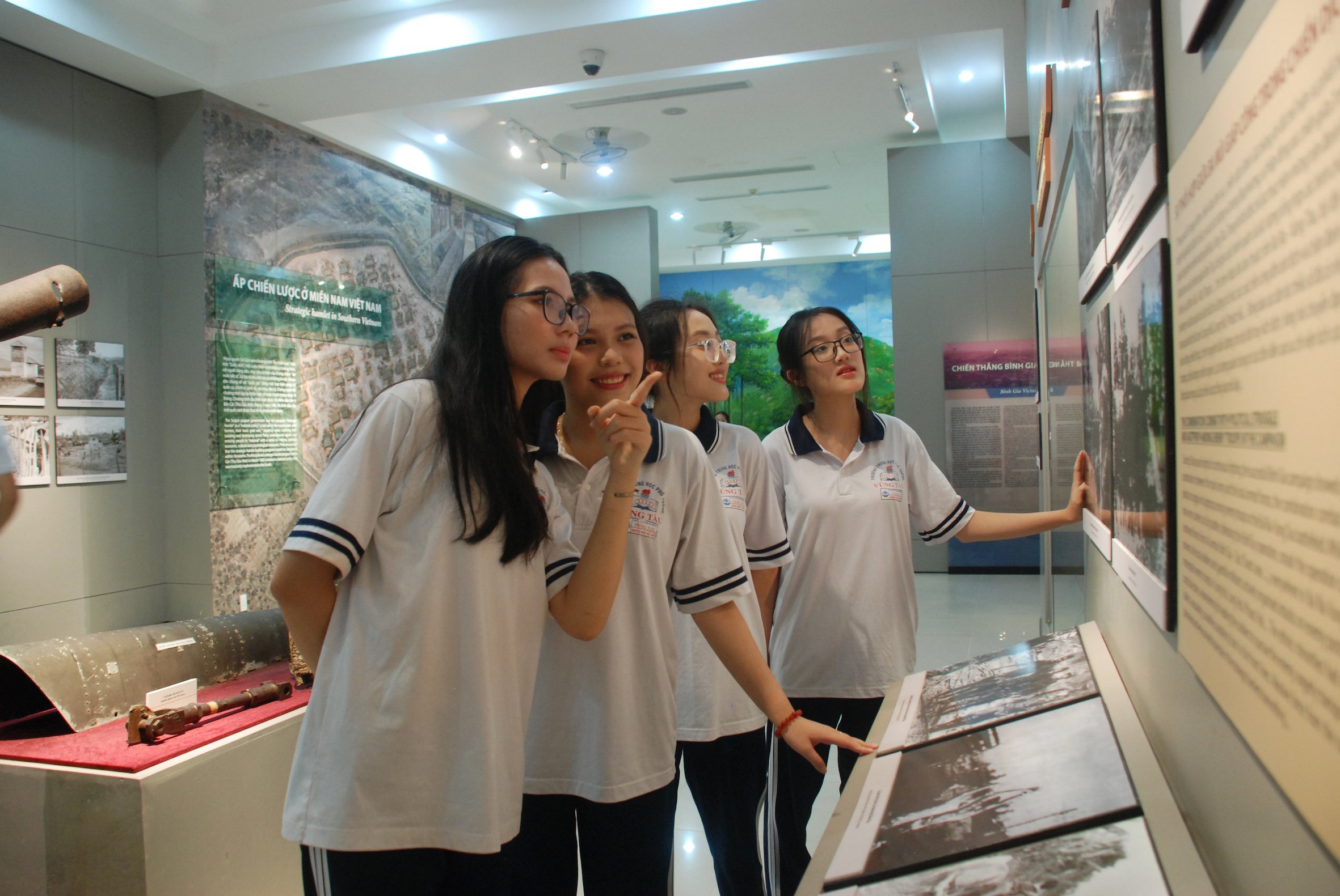 Học sinh tham quan tại Bảo tàng tỉnh.