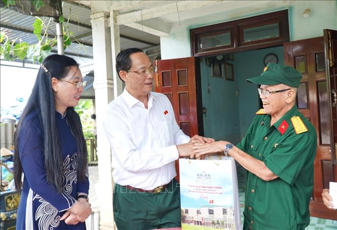 Thượng tướng Trần Quang Phương, Phó Chủ tịch Quốc hội thăm, tặng quà 4 gia đình liệt sĩ, gia đình có công có hoàn cảnh khó khăn.