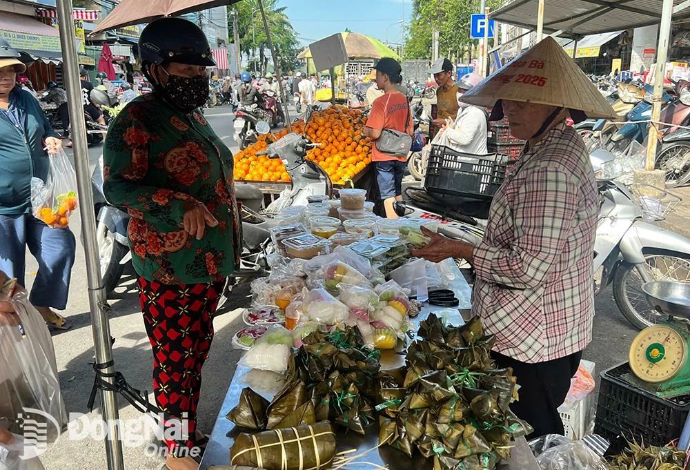 Многие предпочитают покупать бань у тро и хои во время фестиваля Доан Нго. Фото: Лам Фыонг