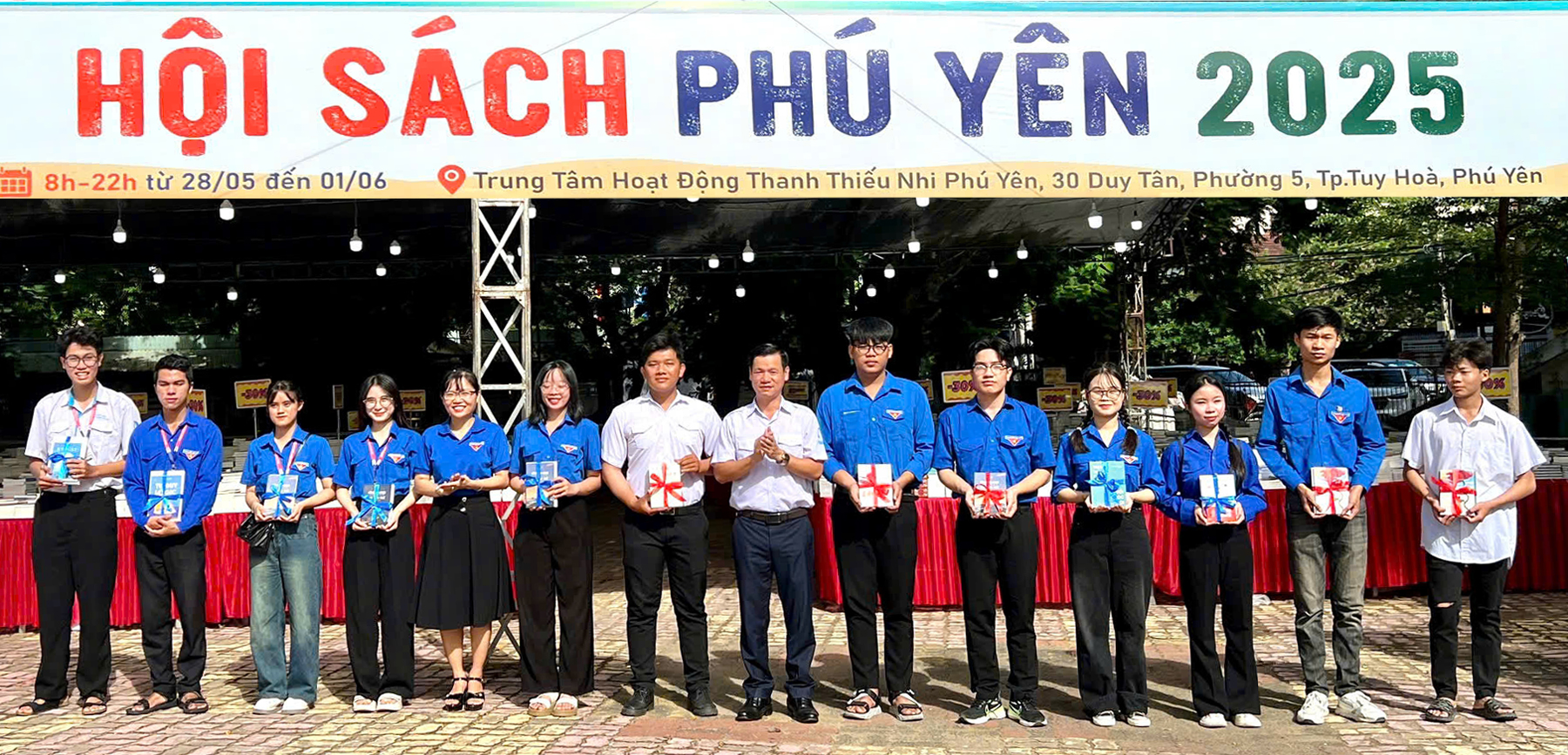 Chairman of the Provincial Student Association Vo Duy Kha presents books to students with outstanding achievements in studying and training in the 2024-2025 school year. Photo: HA MY