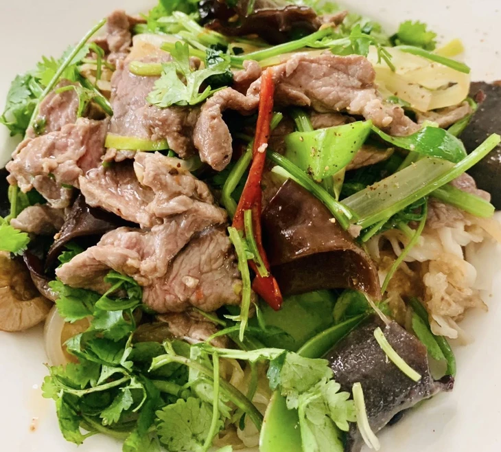 Phở xào bò với công thức ướp thịt ngon bất bại, cho ngày nắng nóng, cho cả mùa mưa - Ảnh 1.
