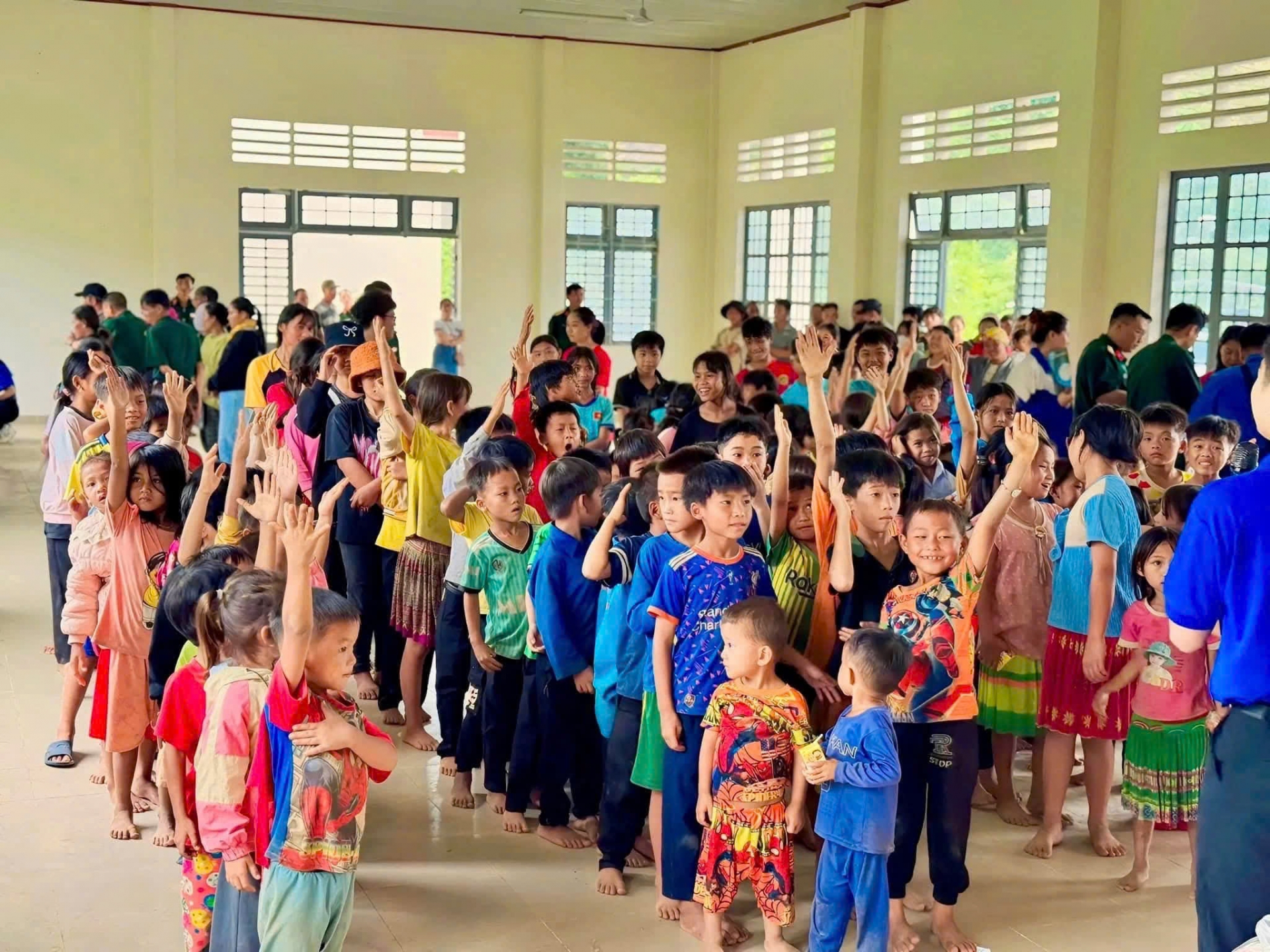 Trẻ em người DTTS ở các địa bàn vùng sâu, vùng xa hào hứng nhận quà 1/6