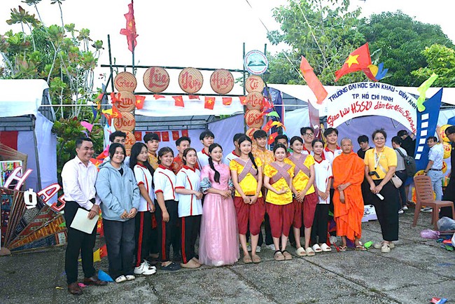 Giao lưu HSSV dân tộc thiểu số tiêu biểu năm 2025: Lan toả khát vọng vươn lên, gìn giữ bản sắc dân tộc Việt Nam - Ảnh 16.