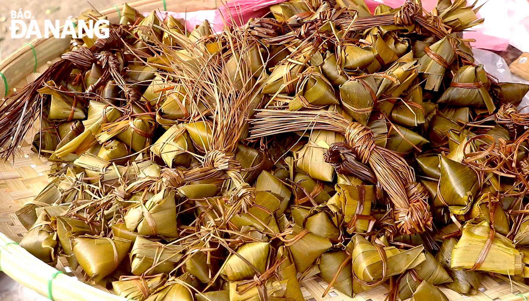 Bánh ú tro từ 25.000 đồng/chục (10 cái) đối với loại không nhân.