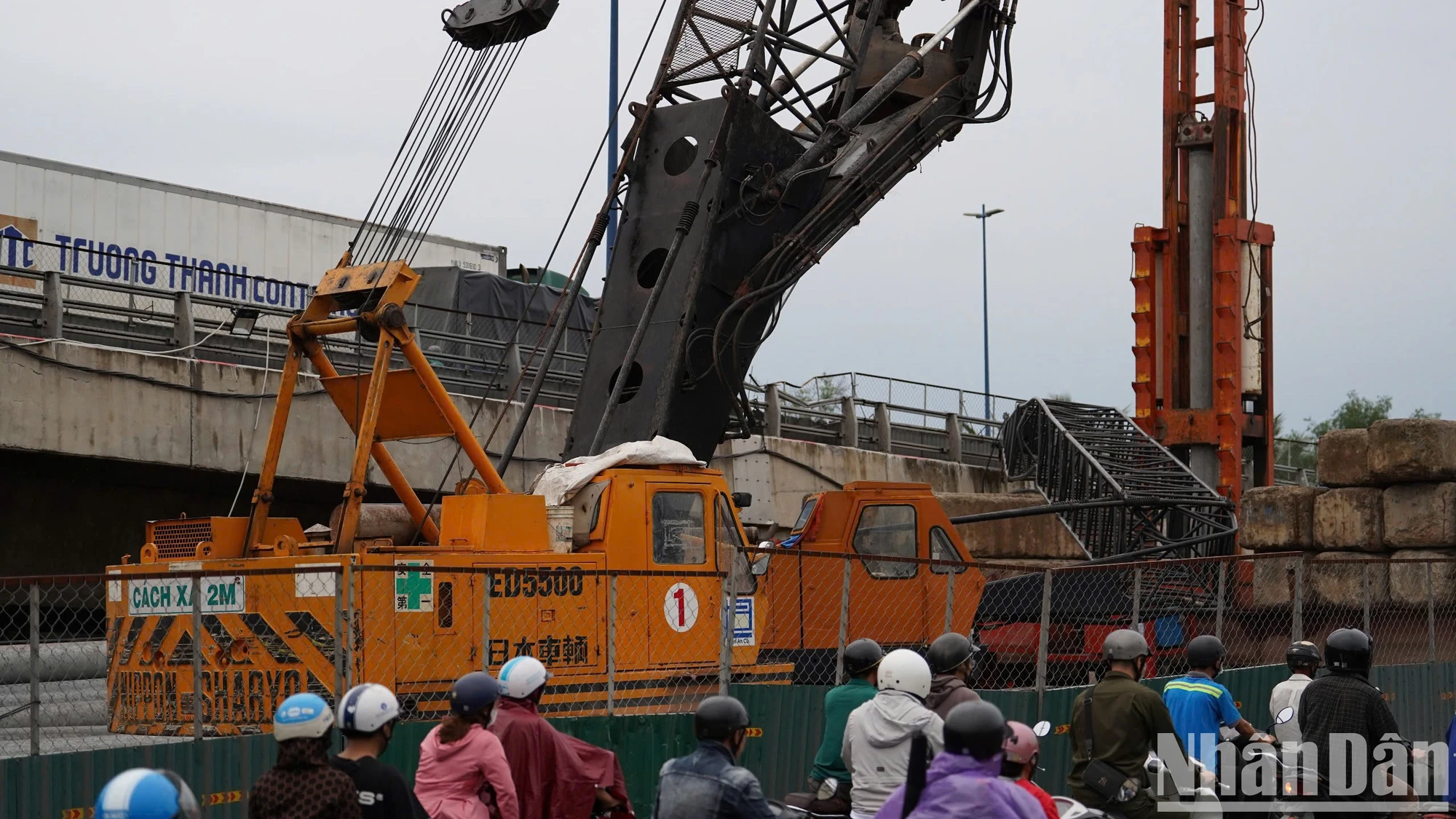 [Ảnh] Cần cẩu đổ đè xe đầu kéo container và ô-tô tại công trình giao thông ảnh 8