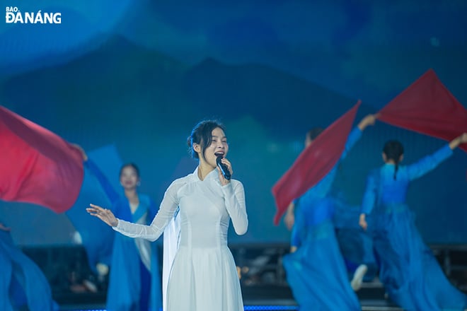 Ca khúc “Viết tiếp câu chuyện hòa bình” do ca sĩ Huỳnh Thông, Đức Vũ, Hồng Duyên, Ánh Quyên và Vũ đoàn Trưng Vương thực hiện.