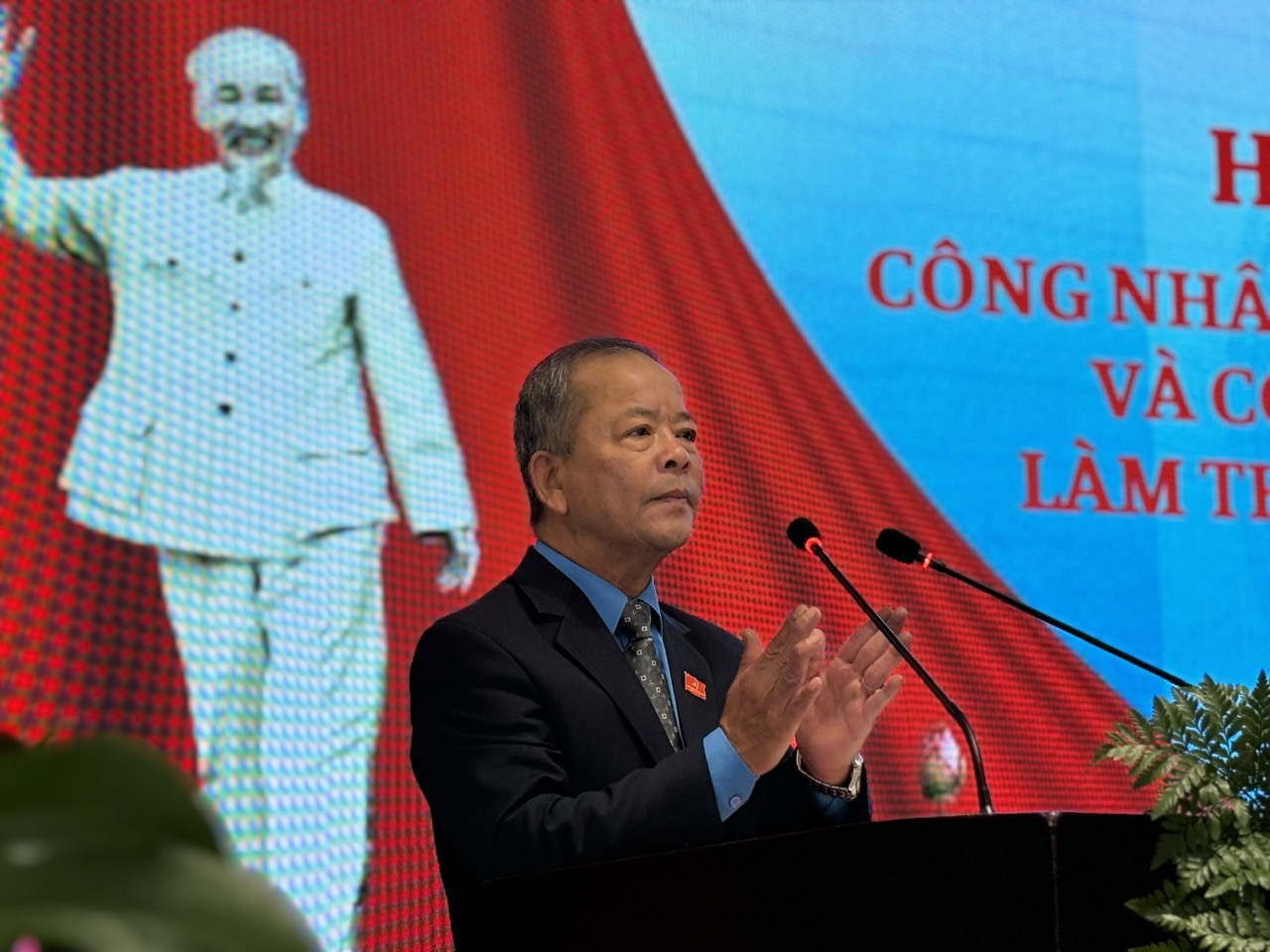 El Sr. Hoang Lien, presidente de la Federación Provincial del Trabajo, dio la bienvenida a los trabajadores a la ceremonia de reconocimiento.