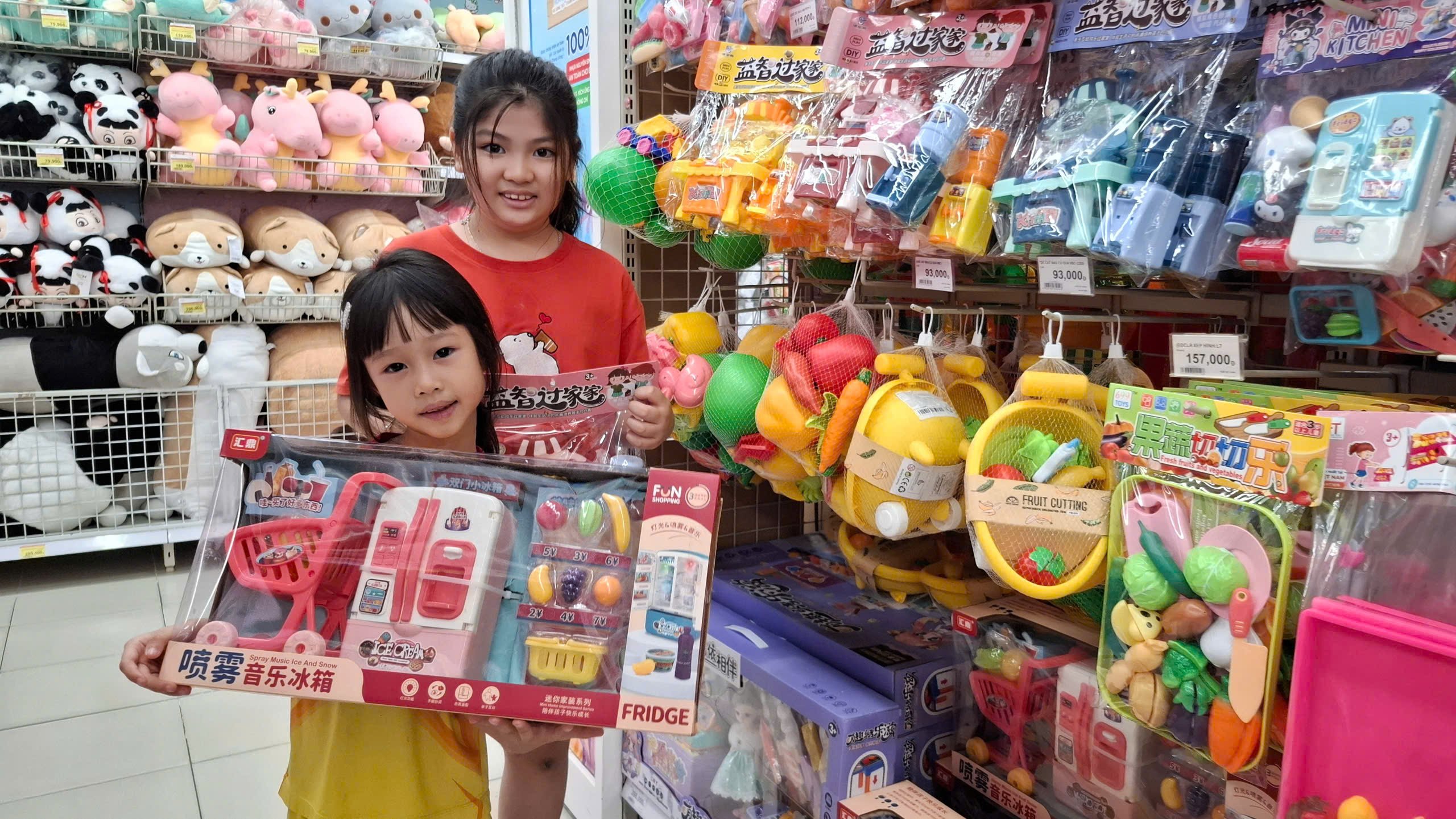 Đa dạng các sản phẩm đồ chơi được bày bán tại siêu thị Lotte Mart Vũng Tàu
