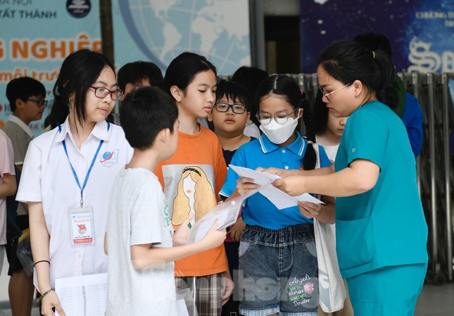 'Nghẹt thở' đua vào Trường Nguyễn Tất Thành, 1 chọi 18 ảnh 13