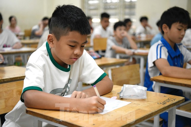 'Nghẹt thở' đua vào Trường Nguyễn Tất Thành, 1 chọi 18 ảnh 8