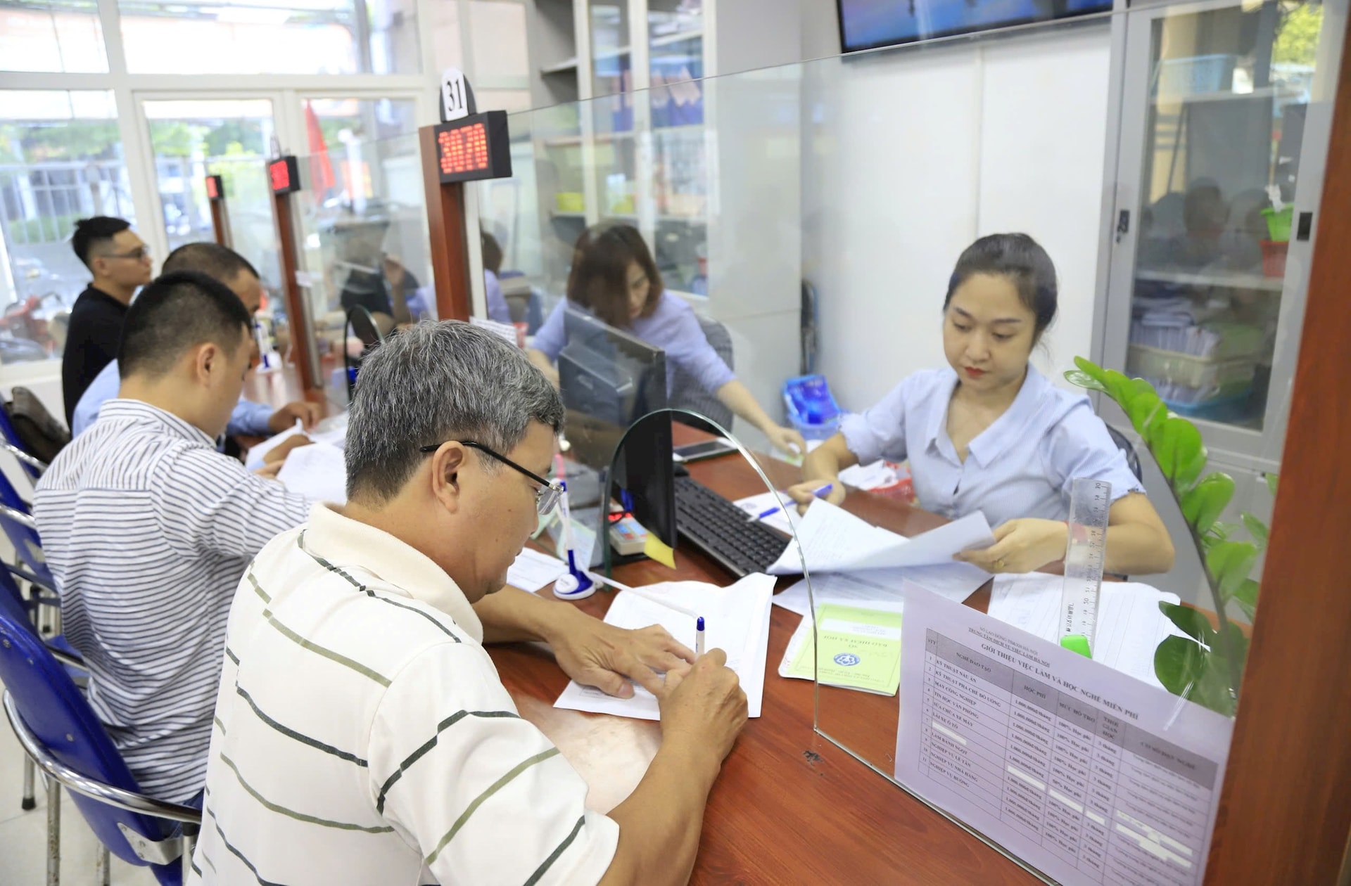 Unemployment insurance procedures for employees at the Hanoi Employment Service Center.-Anh-Quang-Thai.jpg