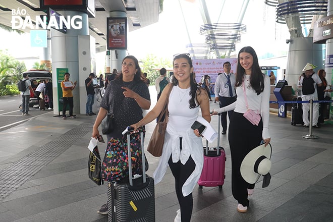 អ្នកទេសចរសម្រុកទៅ Da Nang ក្នុងអំឡុងពេល DIFF ។ រូបថត៖ NGOC HA