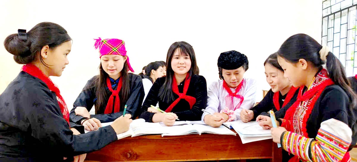 Em Hoàng Thị Bích Ngọc (thứ 3 từ trái qua) cùng các bạn trên lớp.