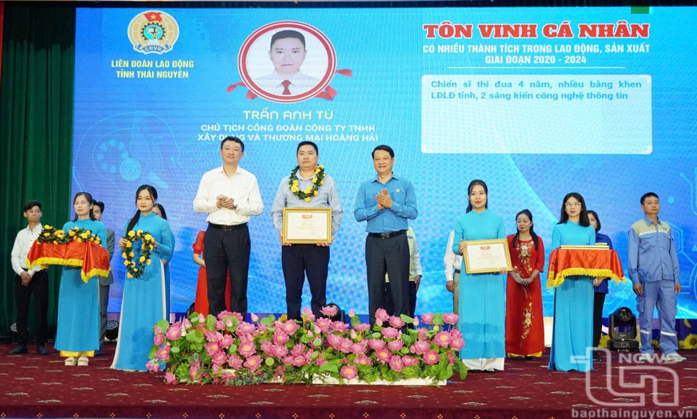 Anh Trần Anh Tú, Chủ tịch Công đoàn Công ty TNHH Xây dựng và Thương mại Hoàng Hải, nhận Bằng khen của Liên đoàn Lao động tỉnh Thái Nguyên.