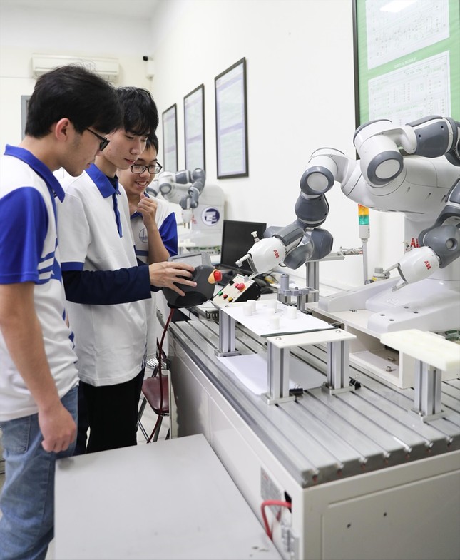 University Admissions 2025: Notes when considering admission to semiconductor microchip group photo 1
