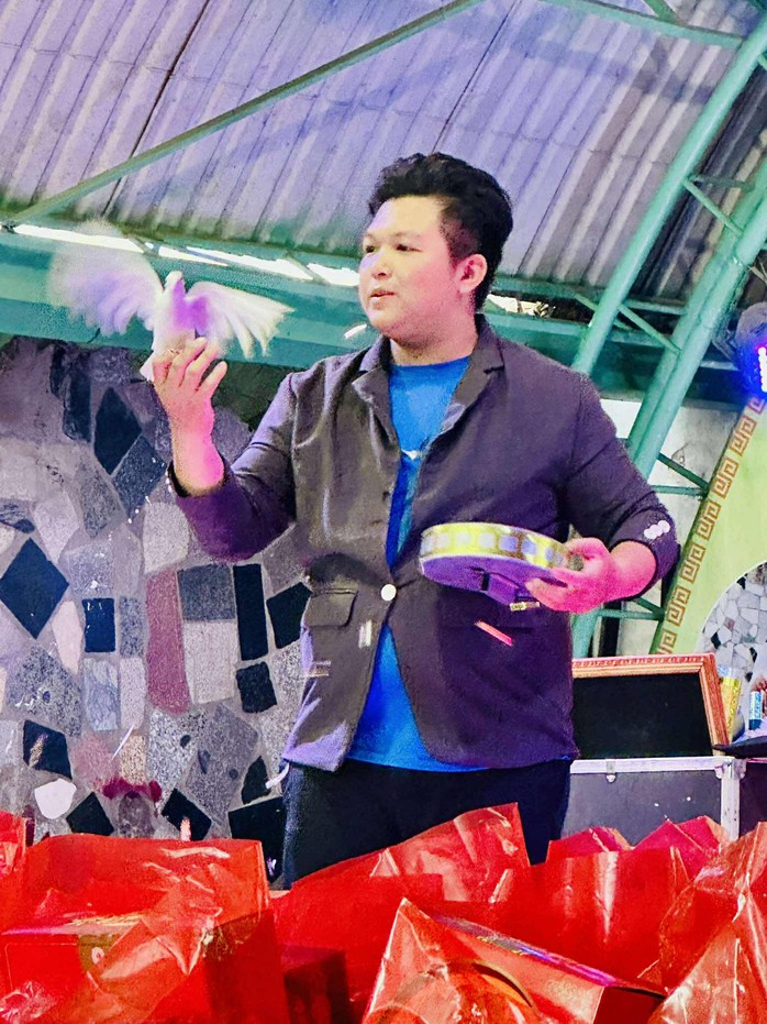 Ca sĩ Bích Thủy mang 