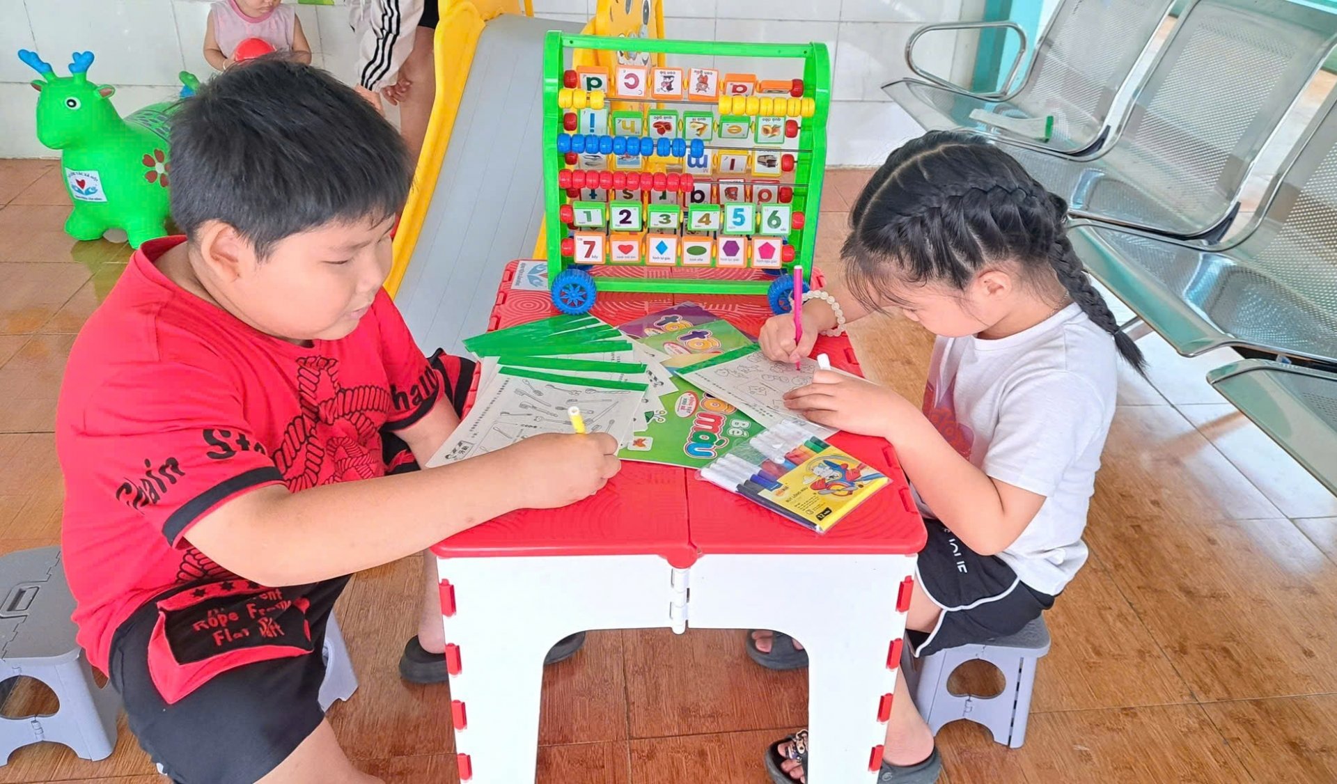 Không gian tô màu, vẽ tranh tại khu vui chơi được các em thiếu nhi thích thú tham gia