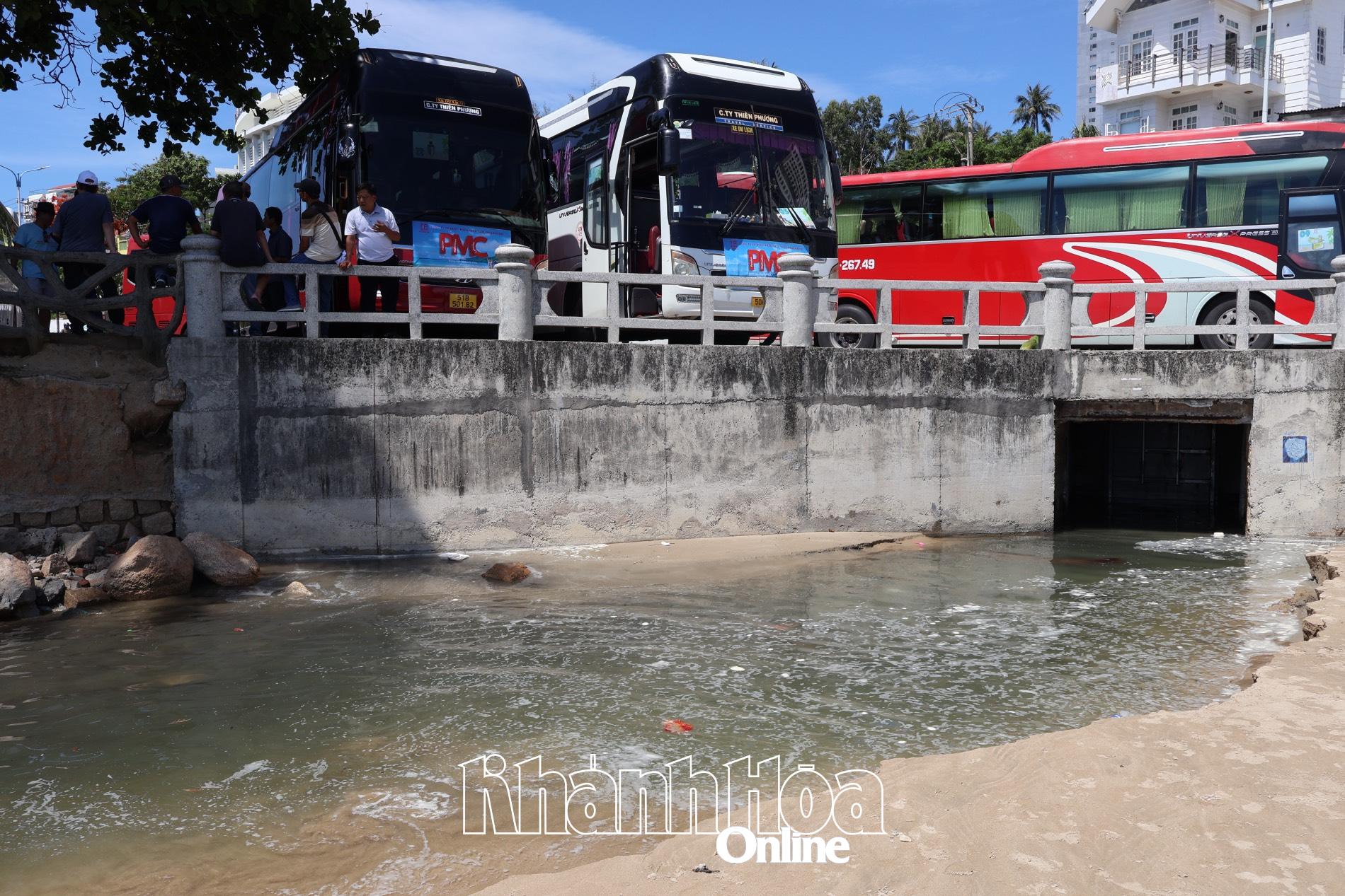 ទឹក​កខ្វក់​នៅ​តែ​ជាប់​គាំង​ក្នុង​តំបន់​ស្ថានីយ៍​បូម​ទឹក​ដូង។