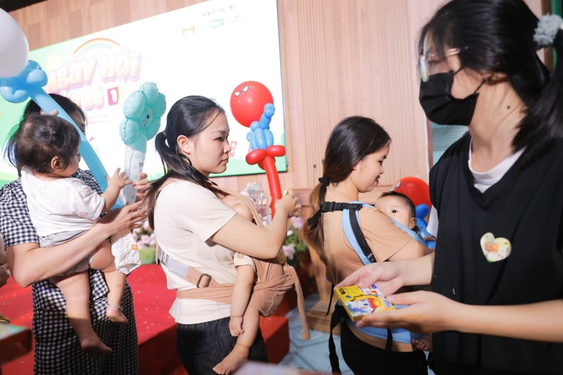 Những em bé đón Tết thiếu nhi ấm áp trong bệnh viện -0
