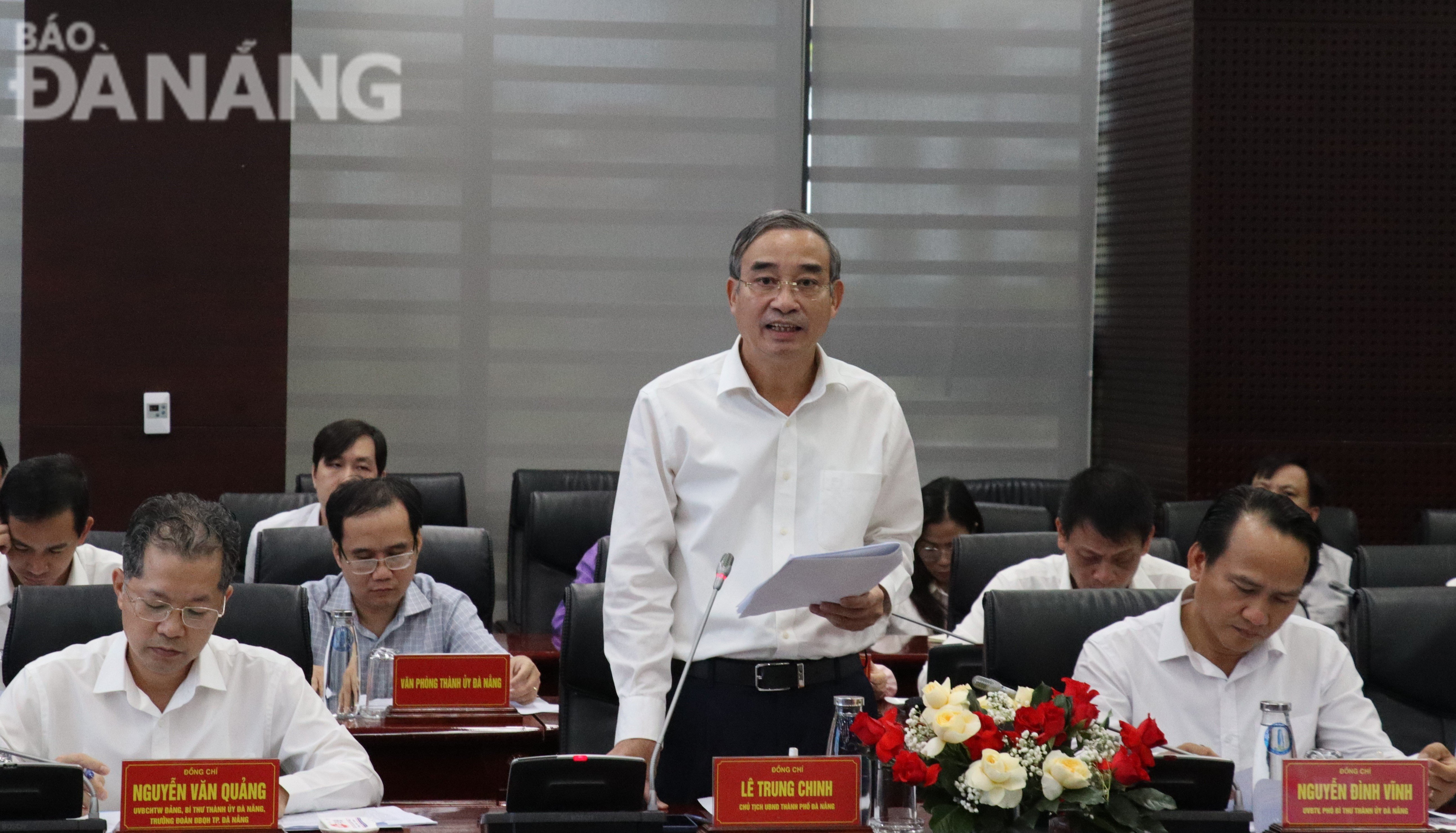 Chủ tịch UBND thành phố Lê Trung Chinh báo cáo tại buổi làm việc. Ảnh: M.QUẾ